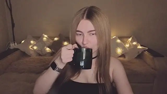 ViolettaLopez online show from November 22, 2025, 1:32 pm