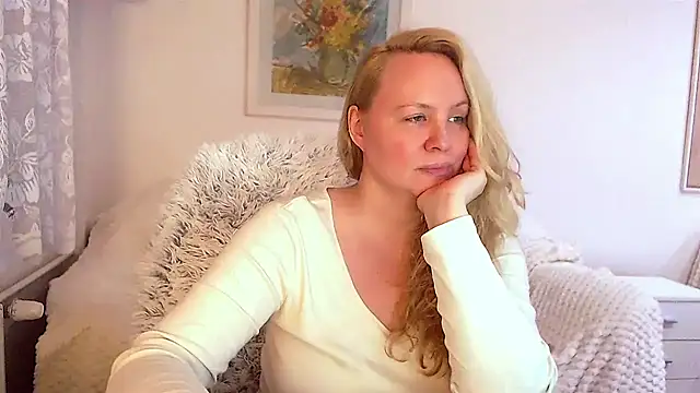 Snapshot of Sarah4you chatting on January 1, 2025, 9:31 pm Sarah4you online show from January 1, 2025, 9:31 pm