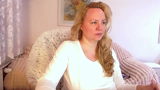 Snapshot of Sarah4you chatting on January 6, 2025, 9:43 pm Sarah4you online show from January 6, 2025, 9:43 pm