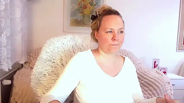 Snapshot of Sarah4you chatting on February 13, 2025, 9:27 pm Sarah4you online show from February 13, 2025, 9:27 pm