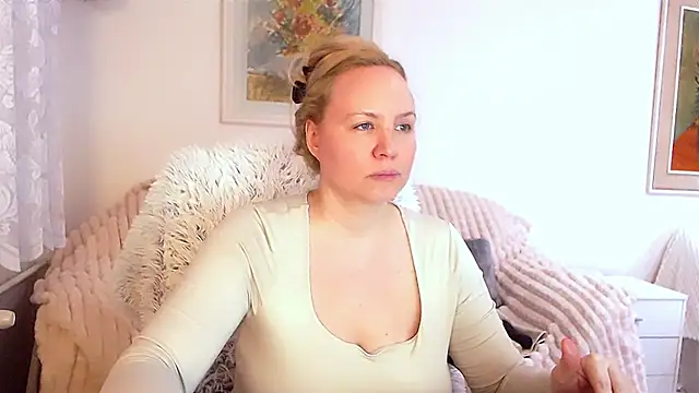 Snapshot of Sarah4you chatting on February 25, 2025, 9:35 pm Sarah4you online show from February 25, 2025, 9:35 pm