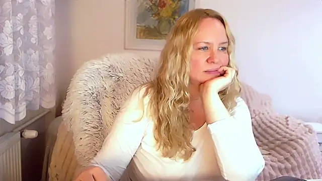Snapshot of Sarah4you chatting on March 5, 2025, 12:59 am Sarah4you online show from March 5, 2025, 12:59 am