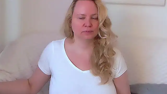 Snapshot of Sarah4you chatting on September 27, 2025, 1:49 pm Sarah4you online show from September 27, 2025, 1:49 pm