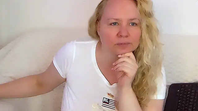 Snapshot of Sarah4you chatting on October 15, 2025, 3:45 pm Sarah4you online show from October 15, 2025, 3:45 pm