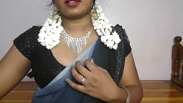 Snapshot of Dhiyapink chatting on March 13, 2025, 5:07 pm Dhiyapink online show from March 13, 2025, 5:07 pm