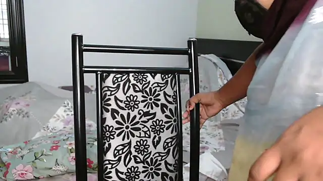 Snapshot of Dhiyapink chatting on December 16, 2025, 5:56 am Dhiyapink online show from December 16, 2025, 5:56 am