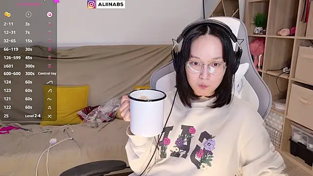 Snapshot of aliiiiiina chatting on March 22, 2025, 12:39 am aliiiiiina online show from March 22, 2025, 12:39 am