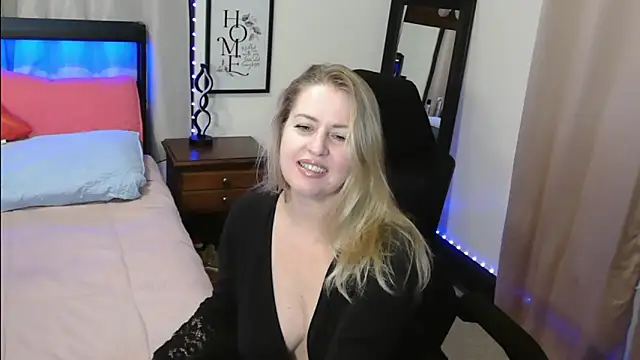 Snapshot of HollieBim chatting on December 16, 2024, 12:38 pm HollieBim online show from December 16, 2024, 12:38 pm