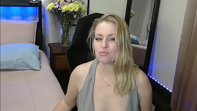 Snapshot of HollieBim chatting on January 19, 2025, 5:37 am HollieBim online show from January 19, 2025, 5:37 am