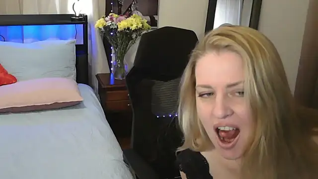 Snapshot of HollieBim chatting on January 20, 2025, 3:18 pm HollieBim online show from January 20, 2025, 3:18 pm