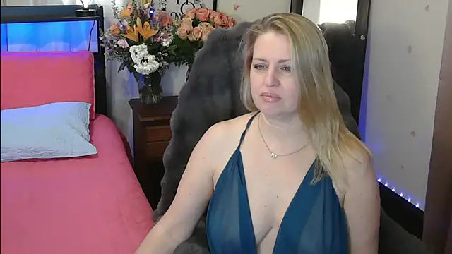 Snapshot of HollieBim chatting on February 17, 2025, 2:37 pm HollieBim online show from February 17, 2025, 2:37 pm