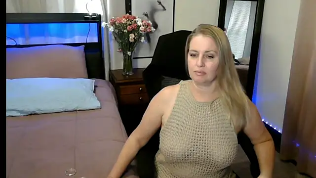 Snapshot of HollieBim chatting on September 11, 2025, 3:12 pm HollieBim online show from September 11, 2025, 3:12 pm