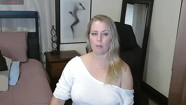 Snapshot of HollieBim chatting on September 29, 2025, 1:38 pm HollieBim online show from September 29, 2025, 1:38 pm