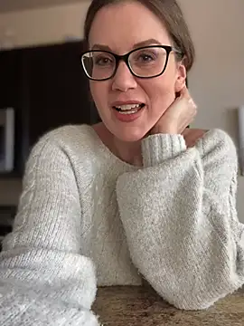 MaiseKnox online show from February 25, 2025, 8:19 pm