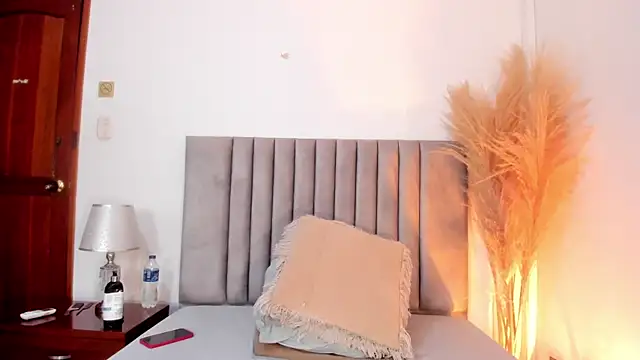 Snapshot of AGATHAA_WHITE chatting on March 13, 2025, 11:41 am AGATHAA WHITE online show from March 13, 2025, 11:41 am