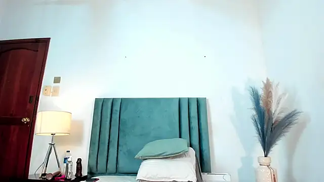 Snapshot of AGATHAA_WHITE chatting on March 13, 2025, 2:44 pm AGATHAA WHITE online show from March 13, 2025, 2:44 pm