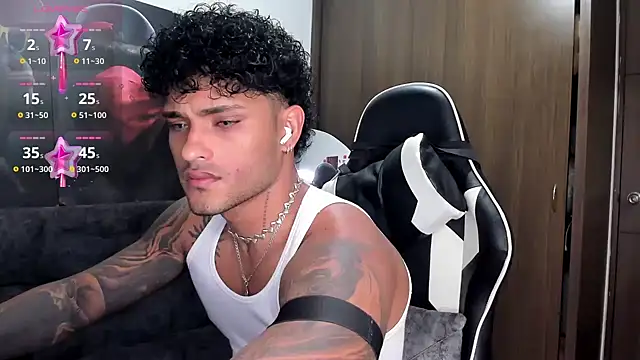 Snapshot of Alessandro_Vanni chatting on October 22, 2025, 1:17 am Alessandro Vanni online show from October 22, 2025, 1:17 am