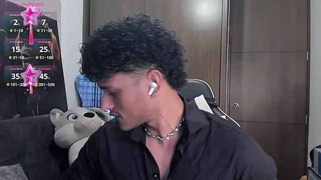 Snapshot of Alessandro_Vanni chatting on October 31, 2025, 3:35 pm Alessandro Vanni online show from October 31, 2025, 3:35 pm