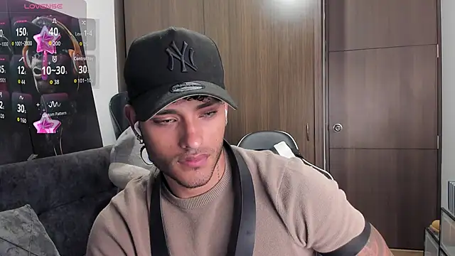 Snapshot of Alessandro_Vanni chatting on November 5, 2025, 2:22 am Alessandro Vanni online show from November 5, 2025, 2:22 am