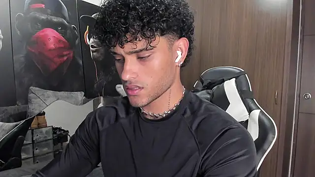 Snapshot of Alessandro_Vanni chatting on November 25, 2025, 11:27 pm Alessandro Vanni online show from November 25, 2025, 11:27 pm