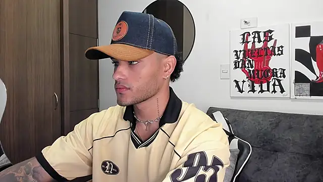 Snapshot of Alessandro_Vanni chatting on December 14, 2025, 2:28 am Alessandro Vanni online show from December 14, 2025, 2:28 am