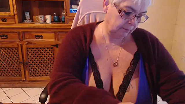 Snapshot of MISS_LINDAH chatting on March 4, 2025, 6:15 am MISS LINDAH online show from March 4, 2025, 6:15 am