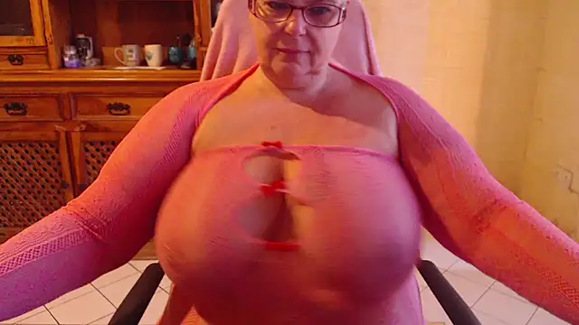 MISS LINDAH online show from October 21, 2025, 5:41 am