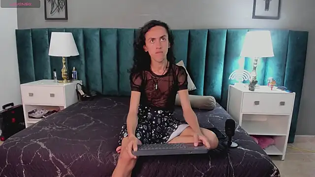 Snapshot of Karol_fenixx chatting on December 29, 2024, 3:24 pm Karol fenixx online show from December 29, 2024, 3:24 pm