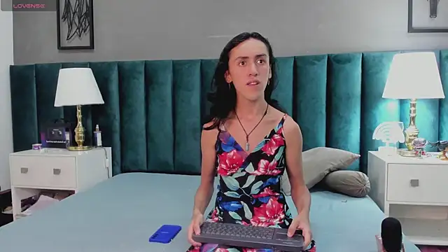 Snapshot of Karol_fenixx chatting on January 21, 2025, 9:57 pm Karol fenixx online show from January 21, 2025, 9:57 pm