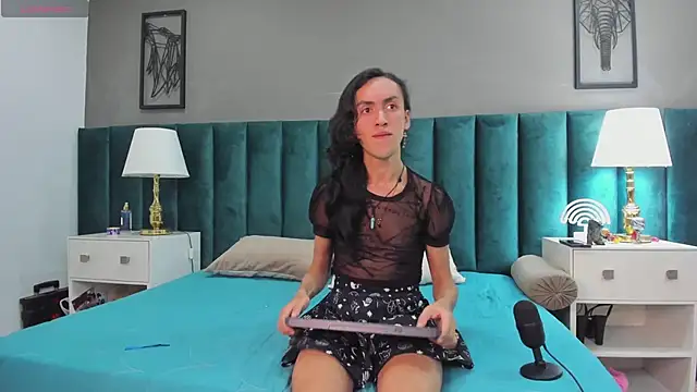 Snapshot of Karol_fenixx chatting on February 4, 2025, 9:38 am Karol fenixx online show from February 4, 2025, 9:38 am