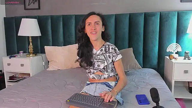 Snapshot of Karol_fenixx chatting on February 25, 2025, 4:42 pm Karol fenixx online show from February 25, 2025, 4:42 pm