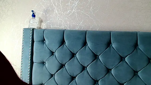 Imannejulienne online show from November 6, 2025, 1:17 am