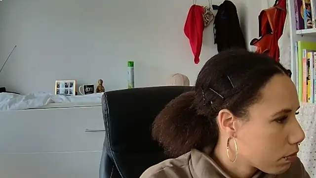 Snapshot of AaliyahHarris chatting on March 20, 2025, 12:53 pm AaliyahHarris online show from March 20, 2025, 12:53 pm