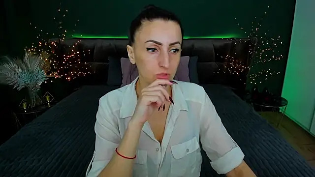 Snapshot of Rebecca_Diamond chatting on March 6, 2025, 6:41 am Rebecca Diamond online show from March 6, 2025, 6:41 am