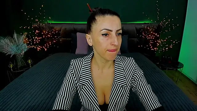 Snapshot of Rebecca_Diamond chatting on March 18, 2025, 6:36 am Rebecca Diamond online show from March 18, 2025, 6:36 am