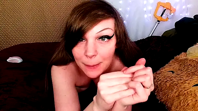 Snapshot of GamerGirlRoxyAndLee chatting on January 4, 2025, 10:13 pm GamerGirlRoxyAndLee online show from January 4, 2025, 10:13 pm