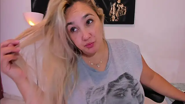 Snapshot of Eva_MilfF chatting on January 6, 2025, 1:08 pm Eva MilfF online show from January 6, 2025, 1:08 pm