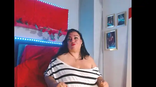 Snapshot of -helen chatting on December 18, 2024, 1:15 am -helen online show from December 18, 2024, 1:15 am