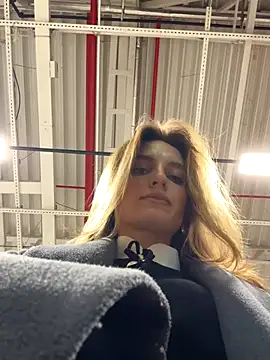 Snapshot of -AngelAri- chatting on October 18, 2025, 9:04 pm -AngelAri- online show from October 18, 2025, 9:04 pm