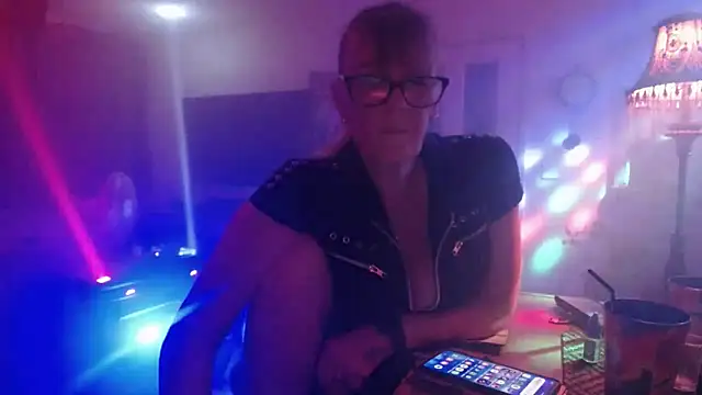 Snapshot of COUPLE4VOYEUR01 chatting on September 20, 2025, 7:04 pm COUPLE4VOYEUR01 online show from September 20, 2025, 7:04 pm