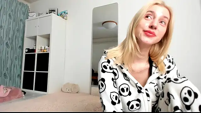 Snapshot of KenzieDawton chatting on January 31, 2025, 5:19 am KenzieDawton online show from January 31, 2025, 5:19 am