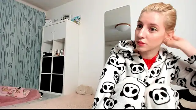 Snapshot of KenzieDawton chatting on February 6, 2025, 5:03 am KenzieDawton online show from February 6, 2025, 5:03 am