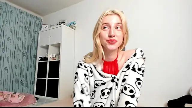 Snapshot of KenzieDawton chatting on February 8, 2025, 5:29 am KenzieDawton online show from February 8, 2025, 5:29 am