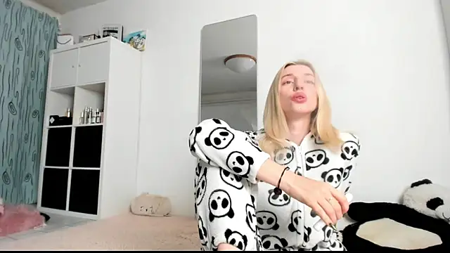 Snapshot of KenzieDawton chatting on February 19, 2025, 5:49 am KenzieDawton online show from February 19, 2025, 5:49 am