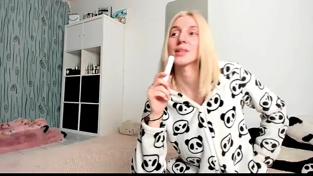 Snapshot of KenzieDawton chatting on February 26, 2025, 6:32 pm KenzieDawton online show from February 26, 2025, 6:32 pm