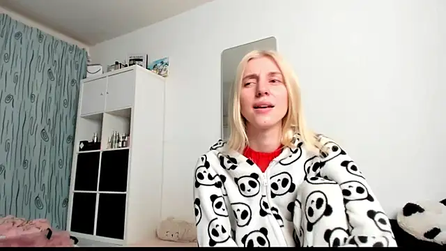 Snapshot of KenzieDawton chatting on February 27, 2025, 5:02 am KenzieDawton online show from February 27, 2025, 5:02 am