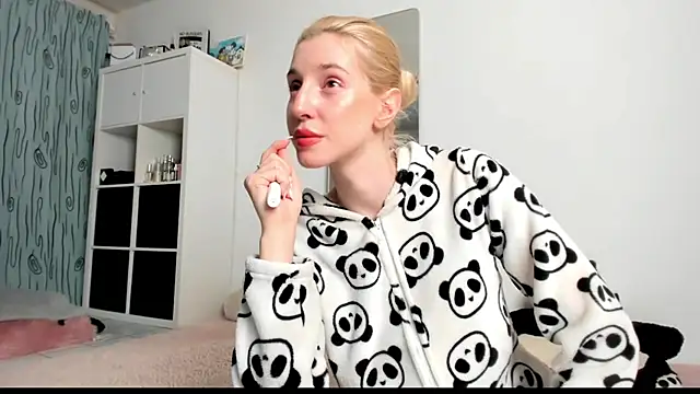 Snapshot of KenzieDawton chatting on March 9, 2025, 7:12 am KenzieDawton online show from March 9, 2025, 7:12 am