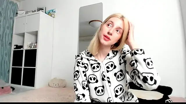 Snapshot of KenzieDawton chatting on March 12, 2025, 8:08 am KenzieDawton online show from March 12, 2025, 8:08 am