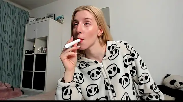 Snapshot of KenzieDawton chatting on March 16, 2025, 5:03 am KenzieDawton online show from March 16, 2025, 5:03 am
