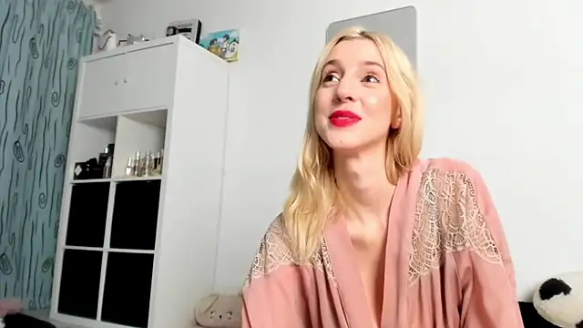 Snapshot of KenzieDawton chatting on September 17, 2025, 8:21 pm KenzieDawton online show from September 17, 2025, 8:21 pm